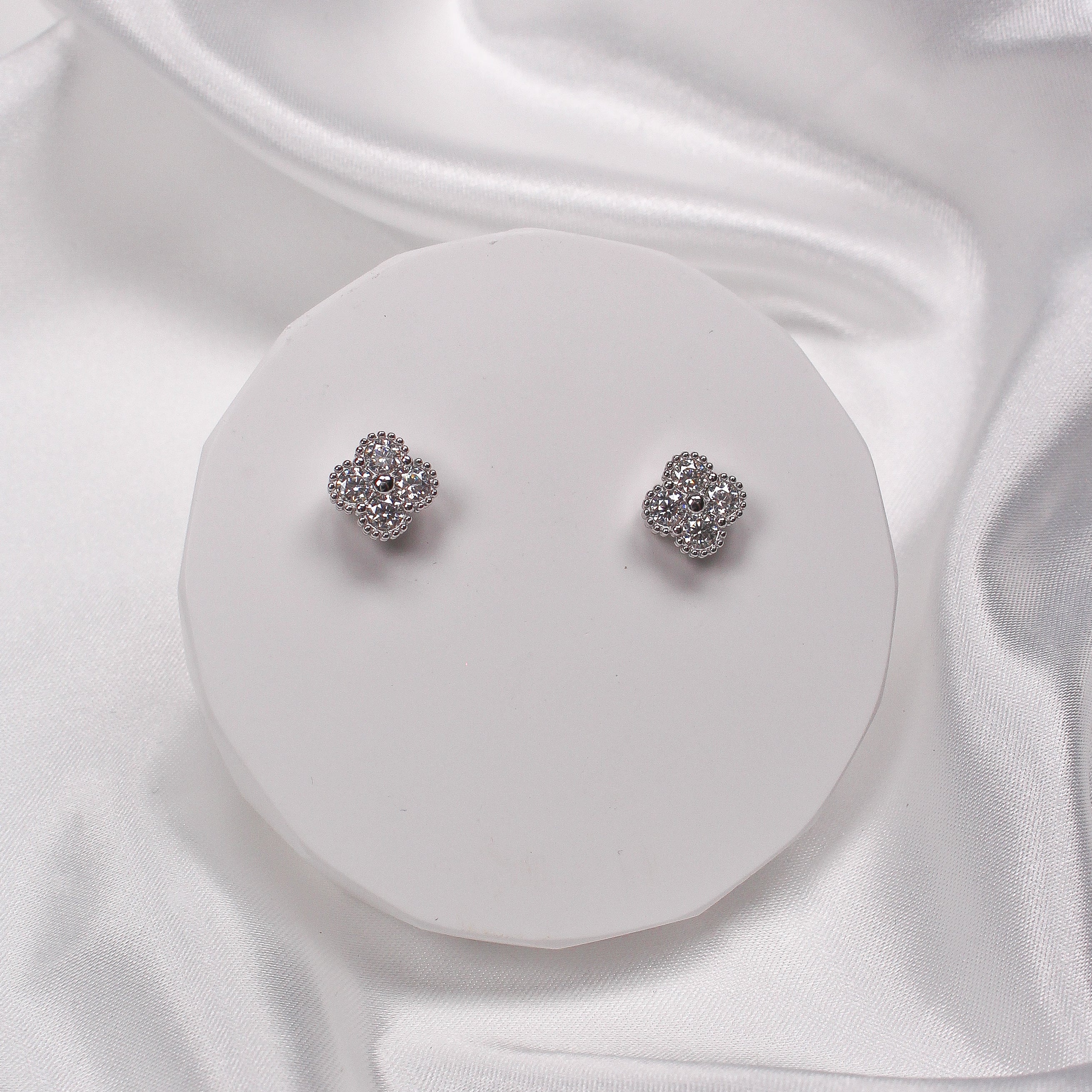 CLOVER MOISSANITE EARRINGS - Black & Bloom