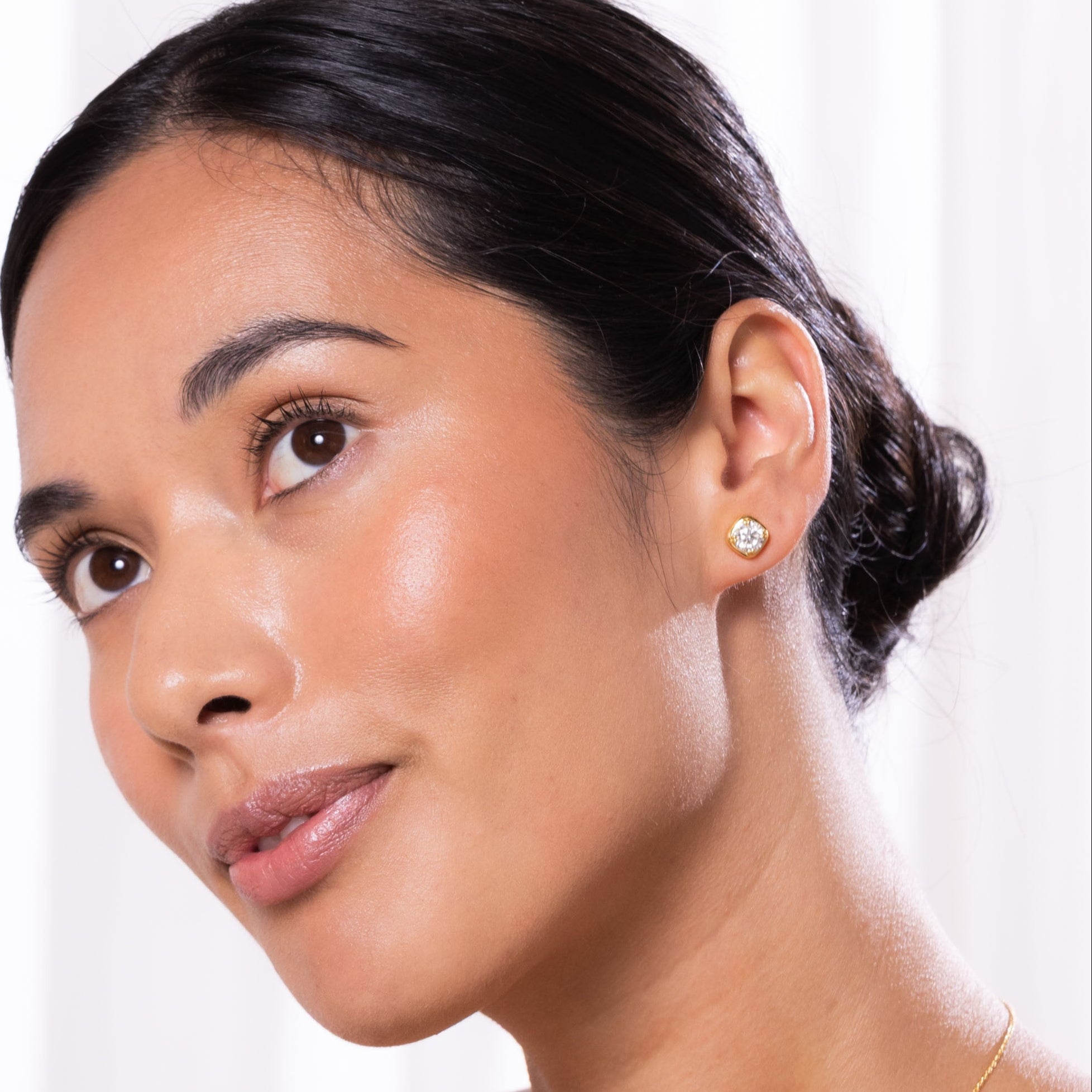 ROUND BEZEL MOISSANITE EARRINGS GOLD - Black & Bloom