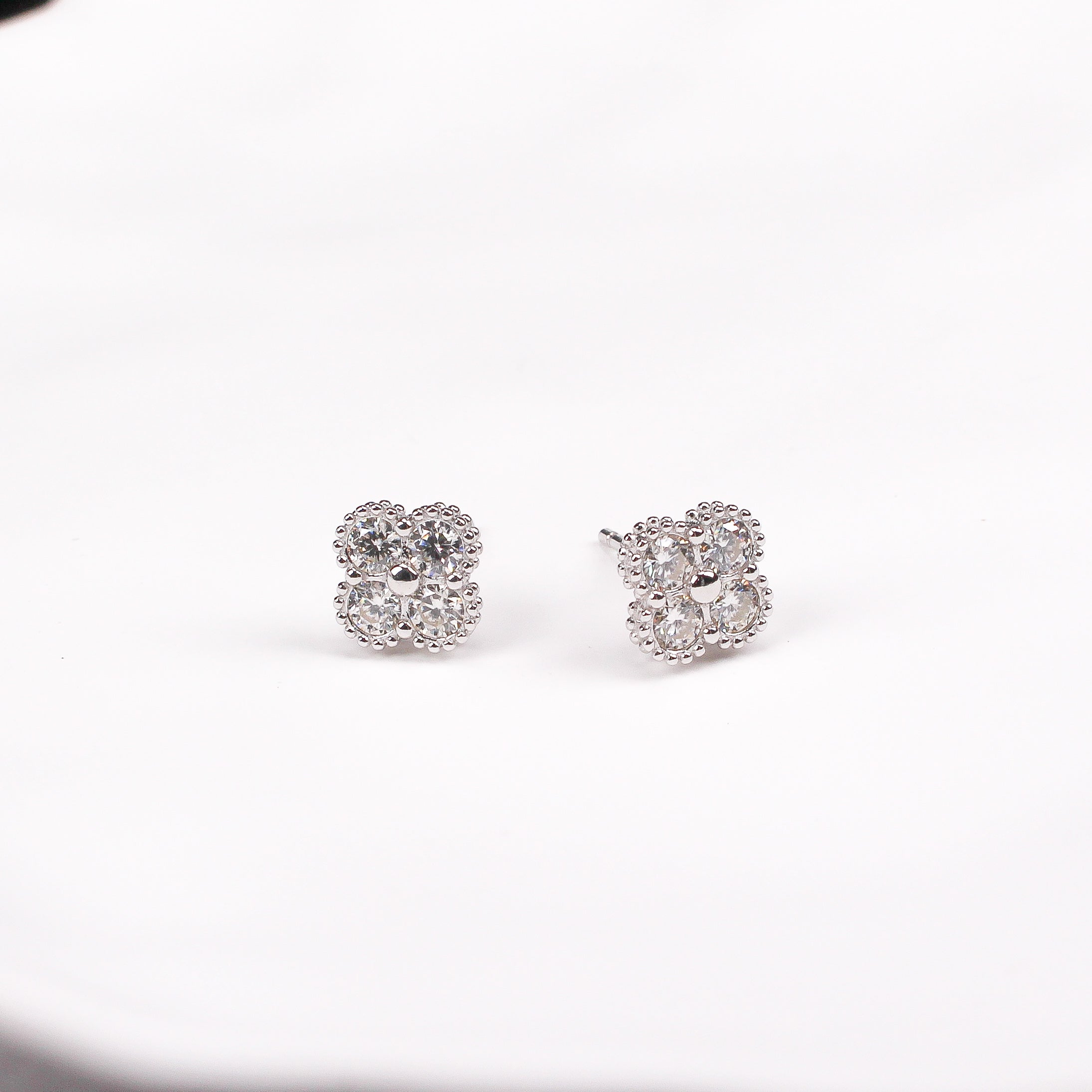 CLOVER MOISSANITE EARRINGS - Black & Bloom