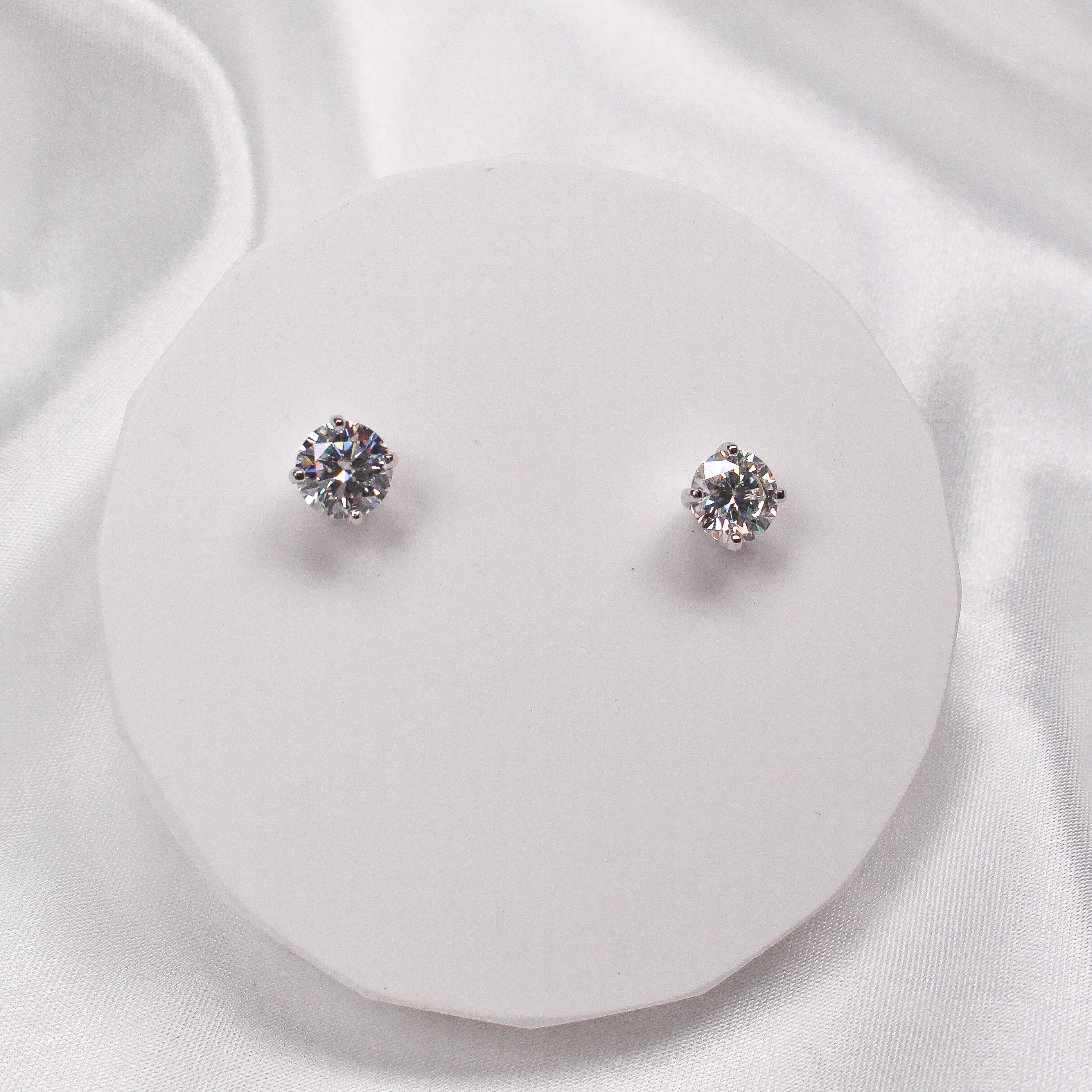 ROUND MOISSANITE EARRINGS - Black & Bloom