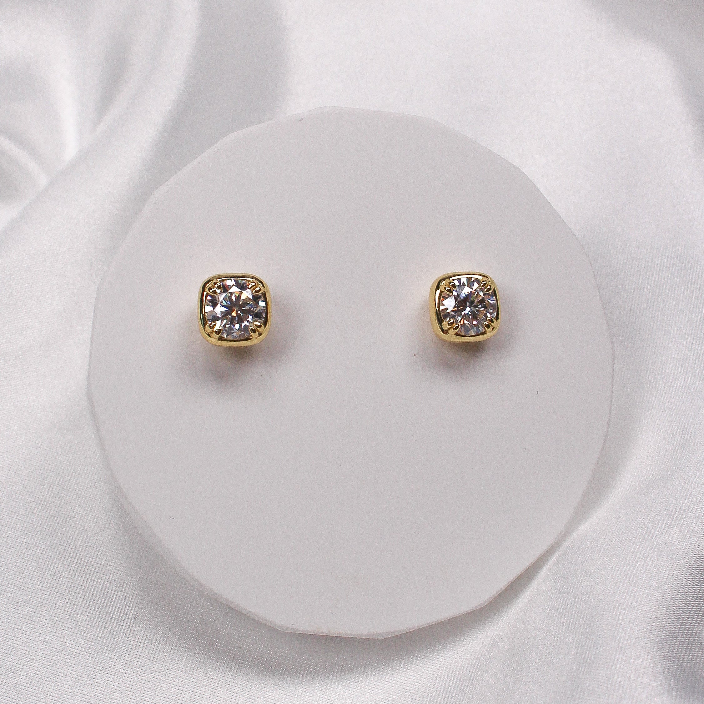 ROUND BEZEL MOISSANITE EARRINGS GOLD - Black & Bloom