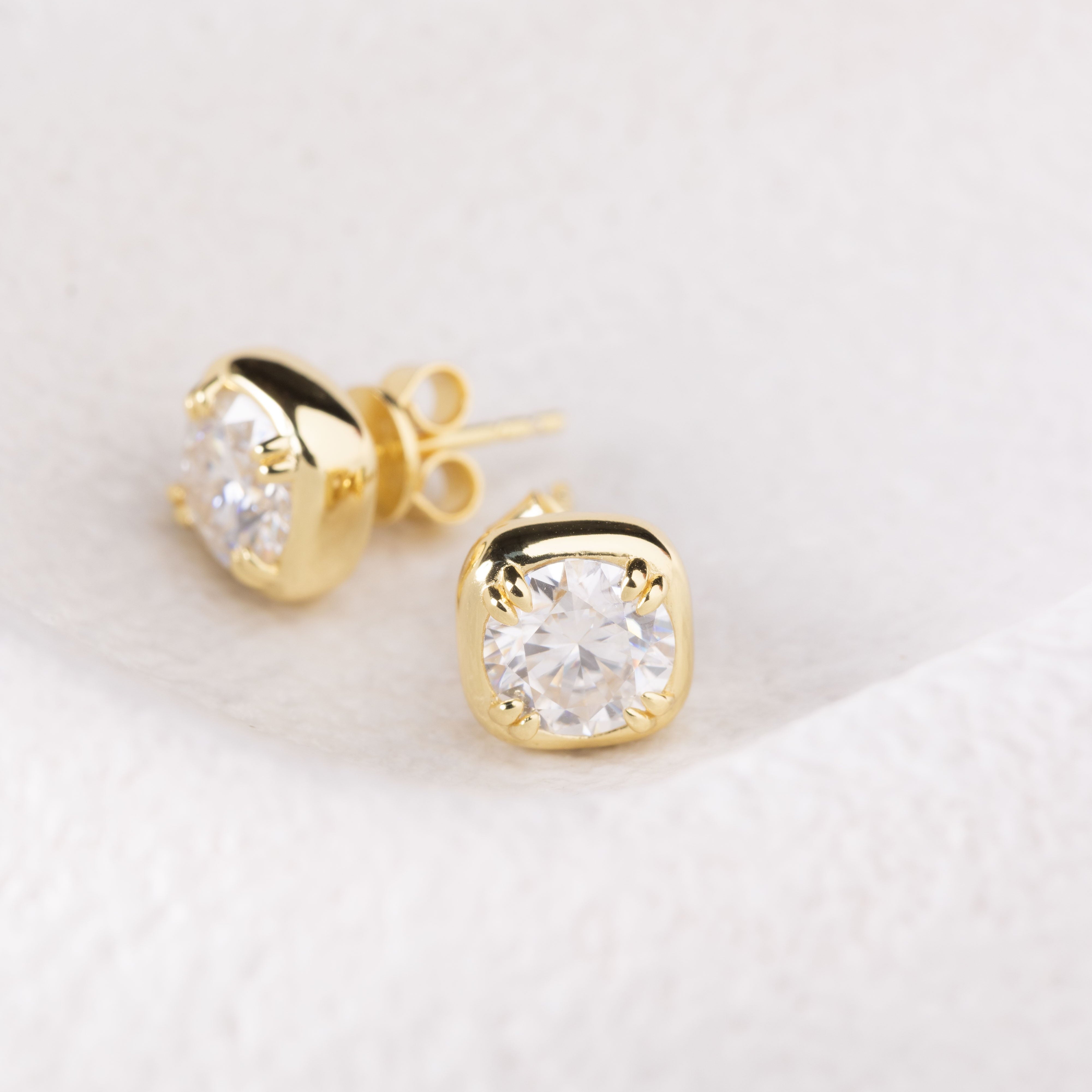 ROUND BEZEL MOISSANITE EARRINGS GOLD - Black & Bloom