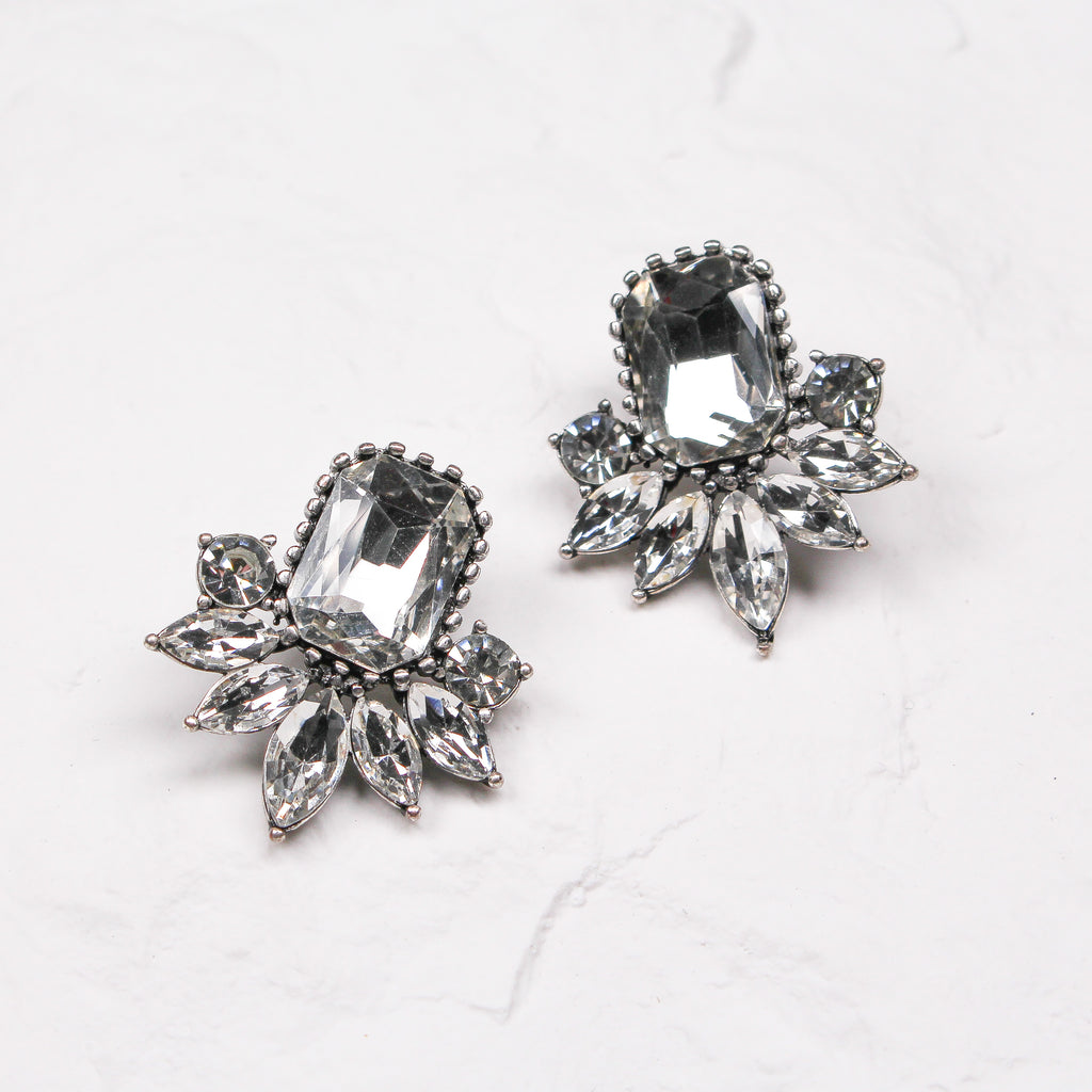 AMELIA EARRINGS WHITE - Black & Bloom