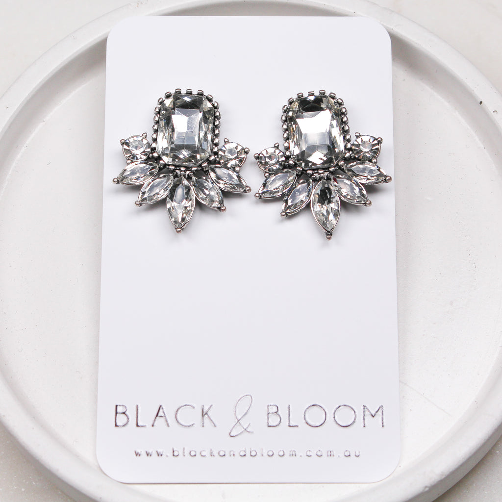 AMELIA EARRINGS WHITE - Black & Bloom